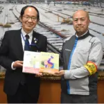 イルカの群れが厳島神社に現れる